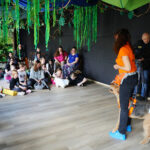 19.04.2026. Kielce. Muzeum Zabawek i Zabawy. Warsztaty dogoterapii / Fot. Wiktor Taszłow - Radio Kielce