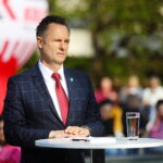 19.04.2026. Pińczów. Przedwyborcza debata z udziałem kandydatów na burmistrza Miasta i Gminy Pińczów. Na zdjęciu: Marcin Wojniak / Fot. Wiktor Taszłow - Radio Kielce