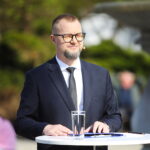 19.04.2026. Pińczów. Przedwyborcza debata z udziałem kandydatów na burmistrza Miasta i Gminy Pińczów. Na zdjęciu: Łukasz Chmielewski / Fot. Wiktor Taszłow - Radio Kielce