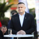 19.04.2026. Pińczów. Przedwyborcza debata z udziałem kandydatów na burmistrza Miasta i Gminy Pińczów. Na zdjęciu: Konrad Liberek / Fot. Wiktor Taszłow - Radio Kielce