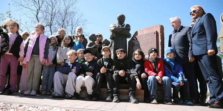 22.04.2026. Kielce. Odsłonięcie pomnika dr Władysława Buszkowskiego / Fot. Wiktor Taszłow - Radio Kielce