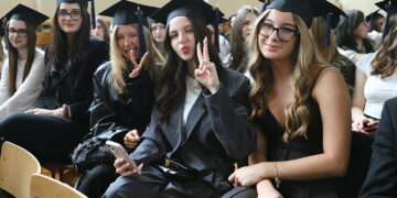 Dzień pełen wzruszeń - maturzyści żegnają szkołę