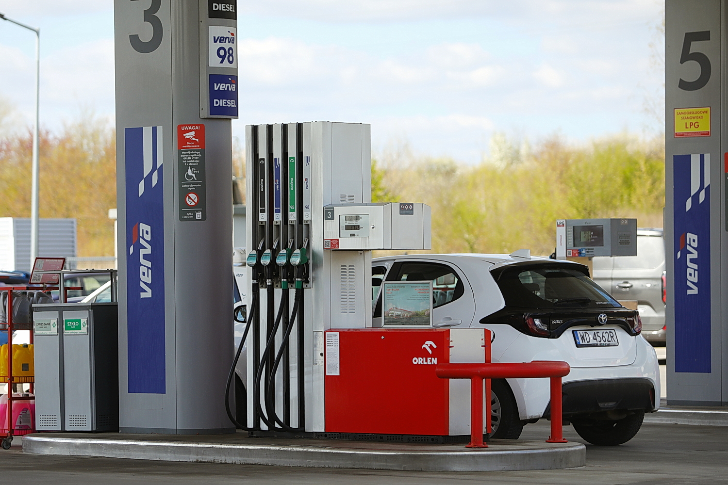 Benzyna podrożeje, cena diesla spadnie