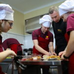 24.04.2026. Kielce. Warsztaty kulinarne z Karolem Okrasą / Fot. Wiktor Taszłow - Radio Kielce