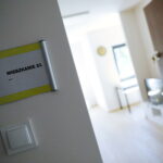 28.04.2026. Kielce. Uroczyste otwarcie budynku „Leśny dwór”, w którym powstało 12 mieszkań wspieranych dla osób w autyzmie / Fot. Wiktor Taszłow – Radio Kielce