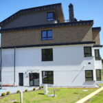 28.04.2026. Kielce. Uroczyste otwarcie budynku „Leśny dwór”, w którym powstało 12 mieszkań wspieranych dla osób w autyzmie / Fot. Wiktor Taszłow – Radio Kielce