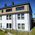 28.04.2026. Kielce. Uroczyste otwarcie budynku „Leśny dwór”, w którym powstało 12 mieszkań wspieranych dla osób w autyzmie / Fot. Wiktor Taszłow – Radio Kielce