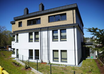 28.04.2026. Kielce. Uroczyste otwarcie budynku „Leśny dwór”, w którym powstało 12 mieszkań wspieranych dla osób w autyzmie / Fot. Wiktor Taszłow – Radio Kielce