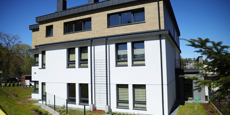 28.04.2026. Kielce. Uroczyste otwarcie budynku „Leśny dwór”, w którym powstało 12 mieszkań wspieranych dla osób w autyzmie / Fot. Wiktor Taszłow – Radio Kielce