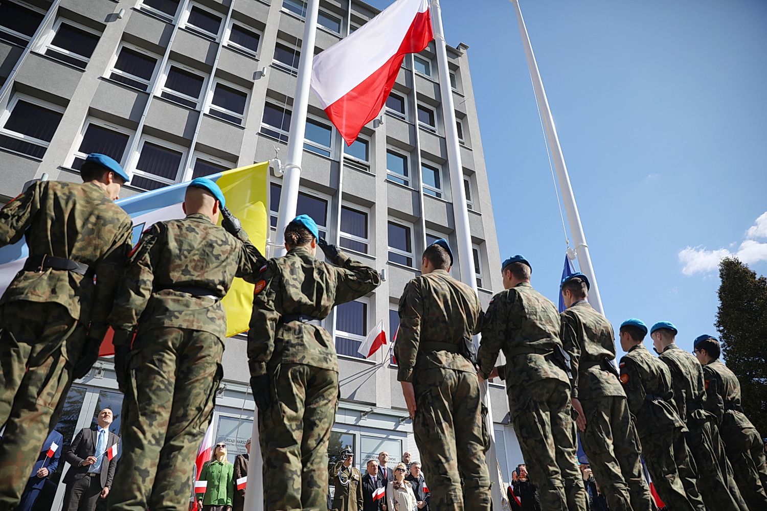 Kielce. Urząd Marszałkowski. Uroczyste wciągnięcie flagi państwowej na maszt