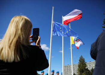30.04.2026. Kielce. Urząd Marszałkowski. Uroczyste wciągnięcie flagi państwowej na maszt / Fot. Wiktor Taszłow - Radio Kielce