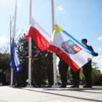 30.04.2026. Kielce. Urząd Marszałkowski. Uroczyste wciągnięcie flagi państwowej na maszt / Fot. Wiktor Taszłow - Radio Kielce