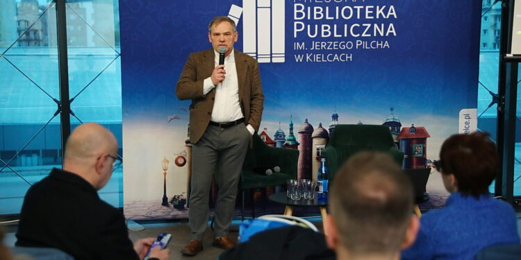 Jak może się zmienić przestrzeń wokół Świętokrzyskiego Urzędu Wojewódzkiego? - Radio Kielce 31.03.2026. Kielce. Poczytalnia na dVoRcu w Kielcach. Debata dot. terenu wokół Świętokrzyskiego Urzędu Wojewódzkiego / Fot. Wiktor Taszłow - Radio Kielce