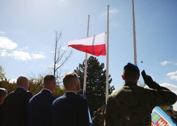 30.04.2026. Kielce. Urząd Marszałkowski. Uroczyste wciągnięcie flagi państwowej na maszt / Fot. Wiktor Taszłow - Radio Kielce