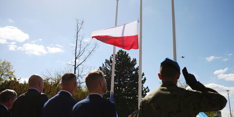 30.04.2026. Kielce. Urząd Marszałkowski. Uroczyste wciągnięcie flagi państwowej na maszt / Fot. Wiktor Taszłow - Radio Kielce
