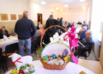 Bezdomni spotkali się na śniadaniu wielkanocnym