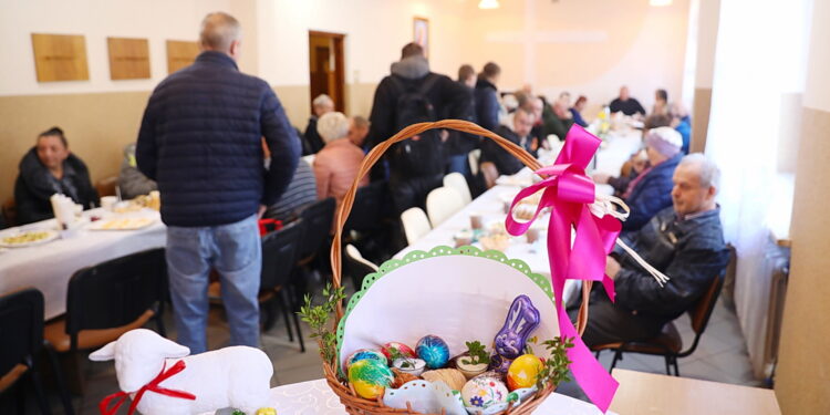 Bezdomni spotkali się na śniadaniu wielkanocnym