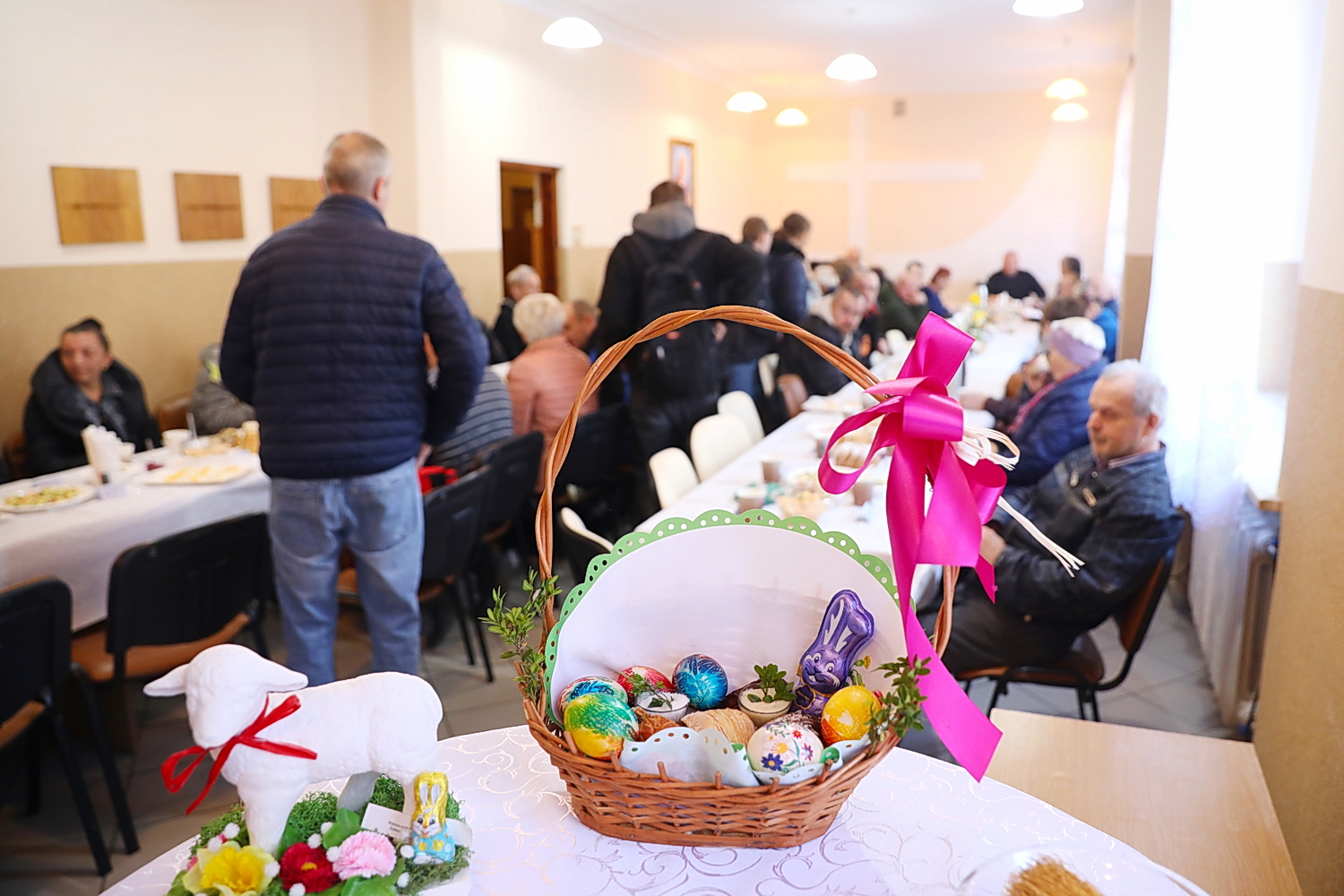Bezdomni spotkali się na śniadaniu wielkanocnym