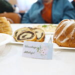 Bezdomni spotkali się na śniadaniu wielkanocnym - Radio Kielce