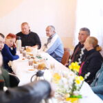 Bezdomni spotkali się na śniadaniu wielkanocnym - Radio Kielce