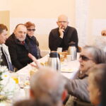 Bezdomni spotkali się na śniadaniu wielkanocnym - Radio Kielce