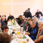 Bezdomni spotkali się na śniadaniu wielkanocnym - Radio Kielce