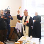 Bezdomni spotkali się na śniadaniu wielkanocnym - Radio Kielce