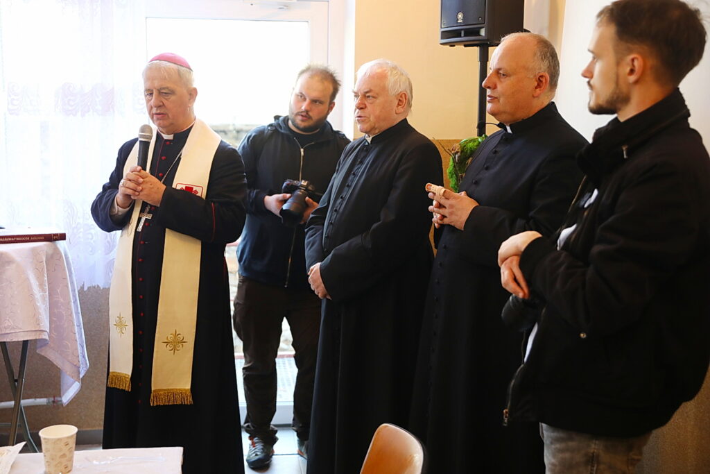 Bezdomni spotkali się na śniadaniu wielkanocnym - Radio Kielce