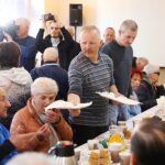 Bezdomni spotkali się na śniadaniu wielkanocnym - Radio Kielce