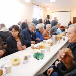 Bezdomni spotkali się na śniadaniu wielkanocnym - Radio Kielce