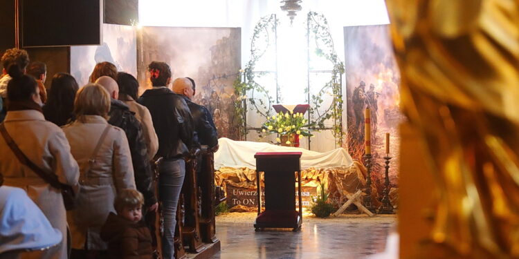 05.04.2026. Katedra Kielecka. Msza Święta w Wielkanocną Niedzielę / Fot. Wiktor Taszłow - Radio Kielce