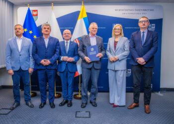 Powiat Buski podpisał dwie umowy na dofinansowanie robót budowlanych w DPS w Gnojnie i Zborowie. Umowę podpisali Jerzy Kolarz - Starosta Buski oraz Stanisław Klimczak -Wicestarosta Buski / Źródło: Starostwo w Busku-Zdroju