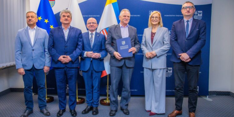 Powiat Buski podpisał dwie umowy na dofinansowanie robót budowlanych w DPS w Gnojnie i Zborowie. Umowę podpisali Jerzy Kolarz - Starosta Buski oraz Stanisław Klimczak -Wicestarosta Buski / Źródło: Starostwo w Busku-Zdroju