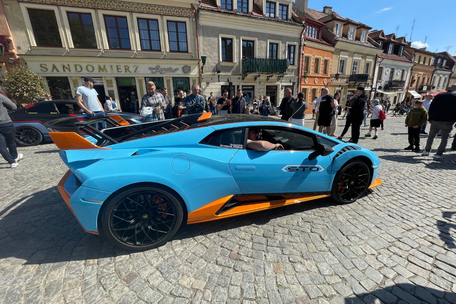 Szybkie, piękne i bardzo drogie auta opanowały Sandomierz