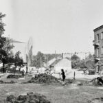 Kielce. Ulica Seminaryjska. Lata 1969-1971. Budowa dwujezdniowego odcinka ulicy Seminaryjskiej (wówczas Gwardii Ludowej). Widok od skrzyżowania z ulicą Jana Pawła II (wówczas Świerczewskiego) w kierunku wschodnim / źródło: facebook.com/kieleckieinwestycje