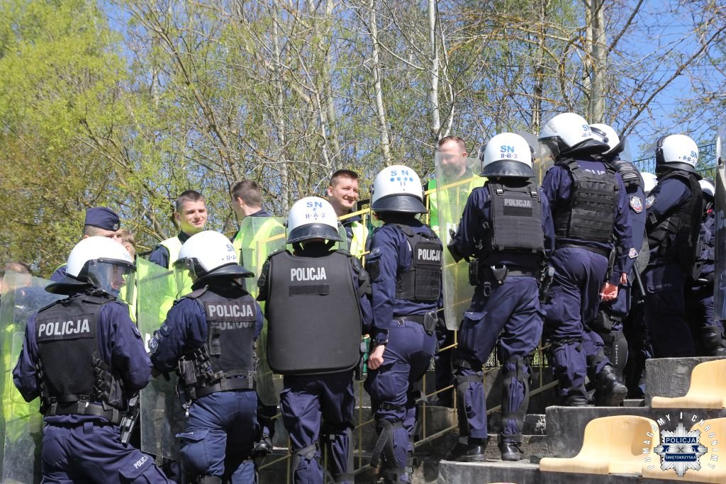 Policja zorganizowała manewry na stadionie piłkarskim