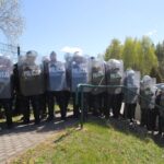 Policja zorganizowała manewry na stadionie piłkarskim - Radio Kielce