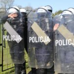 Policja zorganizowała manewry na stadionie piłkarskim - Radio Kielce