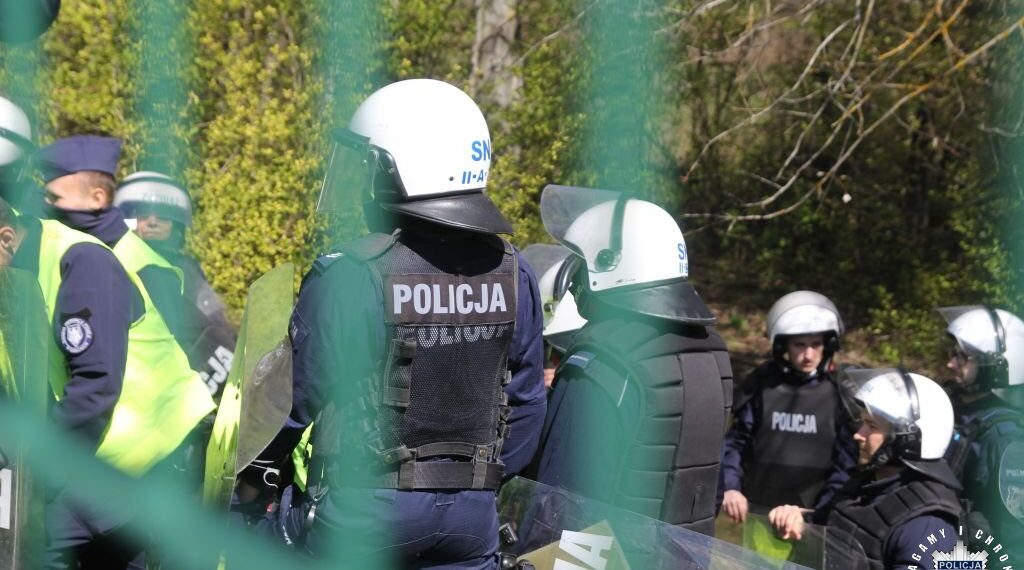 Policja zorganizowała manewry na stadionie piłkarskim