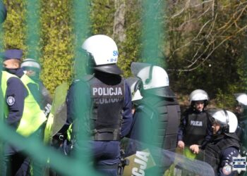 Policja zorganizowała manewry na stadionie piłkarskim
