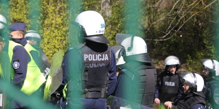 Policja zorganizowała manewry na stadionie piłkarskim