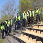 Policja zorganizowała manewry na stadionie piłkarskim - Radio Kielce