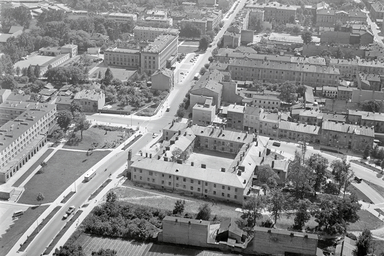 Kielce. Ulica Zagórska. 1967 rok. Widok wzdłuż ulicy Żeromskiego. Na pierwszym planie Plac Moniuszki / źródło: fotopolska.eu