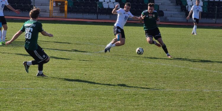 18.04.2026. Mecz 27. kolejki piłkarskiej Betclic 3. Ligi: Star Starachowice - Wiślanie Skawina / Fot. Maciej Makuła - Radio Kielce
