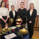 14.04.2026. Sandomierz. Zespół Szkół Gastronomicznych i Hotelarskich w Sandomierzu. Wystawa aranżacji stołów inspirowanych literaturą światową / Fot. Grażyna Szlęzak-Wójcik - Radio Kielce