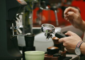 Polak baristą w pierwszej na świecie kawiarni prowadzonej przez AI