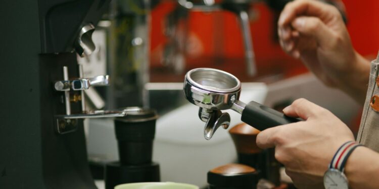 Polak baristą w pierwszej na świecie kawiarni prowadzonej przez AI