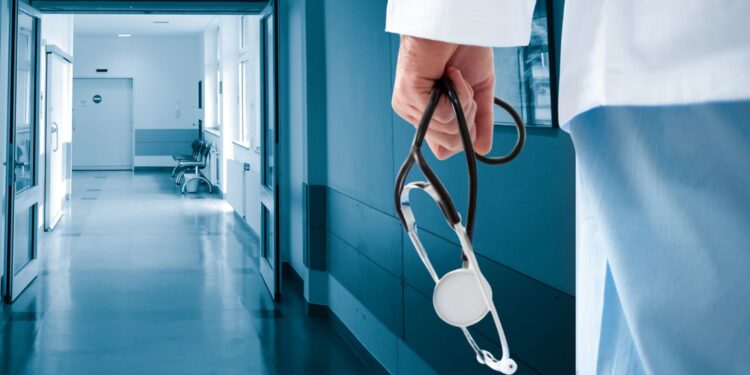 Ósma osoba z zarzutami po śmierci 20-letniego Wiktora w szpitalu