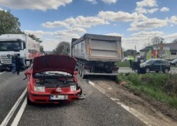 Niebezpieczne zderzenie trzech aut. Rannych zabrały karetki