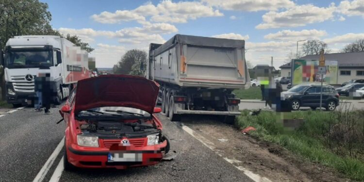 Niebezpieczne zderzenie trzech aut. Rannych zabrały karetki